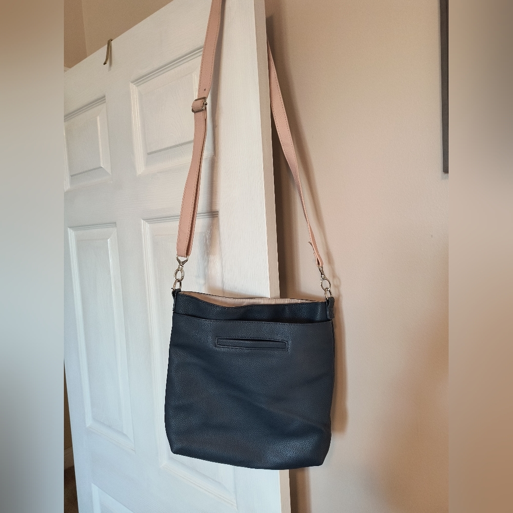 Thirty-One Modern Navy Pebble Purse/Crossbody with Pink Adjustable Strap